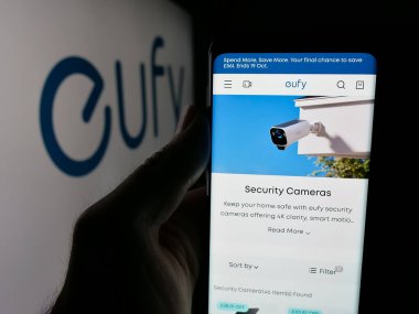 Stuttgart, Almanya - 10-18-2025: Akıllı ev şirketi Eufy 'nin web sayfası olan akıllı telefon sahibi kişi logonun önünde ekranda. Telefon ekranının merkezine odaklan.