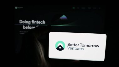 Stuttgart, Almanya - 10-18-2025: ABD 'li şirket Better Tomorrow Ventures' ın (BTV) logosunun bulunduğu cep telefonu web sayfası önünde ekranda. Telefon ekranına odaklan.
