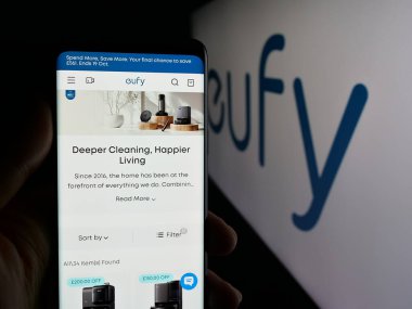 Stuttgart, Almanya - 10-18-2025: Akıllı ev şirketi Eufy 'nin web sayfası olan cep telefonu logonun önünde ekranda. Telefon ekranının merkezine odaklan.
