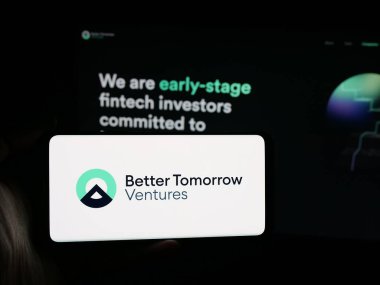 Stuttgart, Almanya - 10-18-2025: Web sitesi önünde ekranda üzerinde 