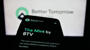 Stuttgart, Almanya - 10-18-2025: ABD 'li şirket Better Tomorrow Ventures' in (BTV) web sitesi logonun önünde ekranda. Telefon ekranının sol üst kısmına odaklan.