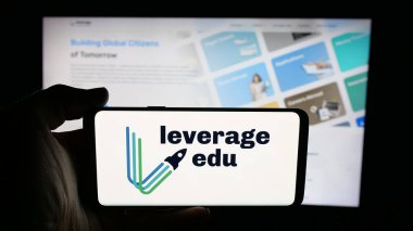 Stuttgart, Almanya - 10-18-2025: öğrenci platformu şirketi Leverage Edu 'nun logosunun bulunduğu cep telefonu web sayfası önünde ekranda. Telefon ekranına odaklan.