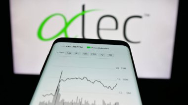 Stuttgart, Almanya - 10-18-2025: ABD 'li tıbbi cihaz şirketi ATEC Spine Inc.' in web sitesi bulunan cep telefonu logonun önünde ekranda. Telefon ekranının sol üst kısmına odaklan.