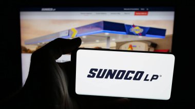 Stuttgart, Almanya - 10-18-2025: ABD 'li petrol şirketi Sunoco LP' nin logosunun bulunduğu cep telefonu web sayfası önünde ekranda. Telefon ekranına odaklan.