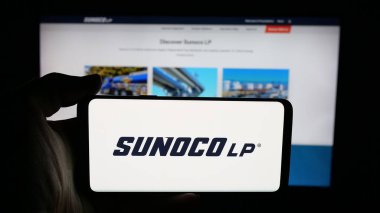 Stuttgart, Almanya - 10-18-2025: ABD 'li petrol şirketi Sunoco LP' nin logosunun bulunduğu cep telefonu web sayfası önünde ekranda. Telefon ekranına odaklan.