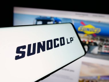 Stuttgart, Almanya - 10-18-2025: Web sitesinin önünde ekranda ABD 'li petrol şirketi Sunoco LP' nin logosuna sahip akıllı telefon. Telefon ekranının merkez soluna odaklan.