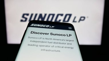 Stuttgart, Almanya - 10-18-2025: ABD 'li petrol şirketi Sunoco LP' nin web sitesi olan cep telefonu logonun önünde ekranda. Telefon ekranının sol üst kısmına odaklan.