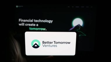 Stuttgart, Almanya - 10-18-2025: ABD 'li şirket Better Tomorrow Ventures' ın (BTV) logosunun bulunduğu cep telefonu web sayfası önünde ekranda. Telefon ekranına odaklan.