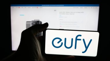 Stuttgart, Almanya - 10-18-2025: Akıllı ev sahibi şirket Eufy 'nin logosunun bulunduğu cep telefonu web sayfasının önünde ekranda. Telefon ekranına odaklan.