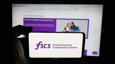 Stuttgart, Almanya - 10-18-2025: Finansal Hizmetler Tazminat Şeması (FSCS) logosu olan cep telefonu web sayfası önünde ekranda. Telefon ekranına odaklan.