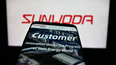 Stuttgart, Almanya - 10-19-2025: Çinli şirket Sunwoda Electronic Co. Ltd. nin web sitesi ile birlikte cep telefonu logonun önünde ekranda. Telefon ekranının sol üst kısmına odaklan.