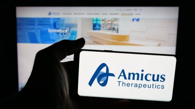 Stuttgart, Almanya - 10-19-2025: ABD 'li biyofizik şirketi Amicus Therapeutics Inc.' in logosunun bulunduğu cep telefonu web sayfasının önünde ekranda. Telefon ekranına odaklan.