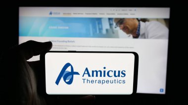 Stuttgart, Almanya - 10-19-2025: ABD 'li biyofizik şirketi Amicus Therapeutics Inc.' in logosunun bulunduğu cep telefonu web sayfasının önünde ekranda. Telefon ekranına odaklan.