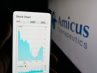 Stuttgart, Almanya - 10-19-2025: ABD 'li biyofizik şirketi Amicus Therapeutics Inc.' in web sayfası ile akıllı telefon sahibi kişi logonun önünde ekranda. Telefon ekranının merkezine odaklan.