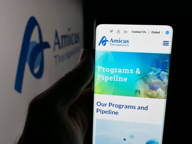 Stuttgart, Almanya - 10-19-2025: ABD 'li biyofizik şirketi Amicus Therapeutics Inc.' in web sayfası olan cep telefonu logonun önünde ekranda. Telefon ekranının merkezine odaklan.