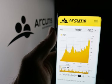 Stuttgart, Almanya - 10-19-2025: ABD 'li Arcutis Biyoterapötik Şirketi' nin web sayfası olan cep telefonu logosu önünde ekranda. Telefon ekranının merkezine odaklan.