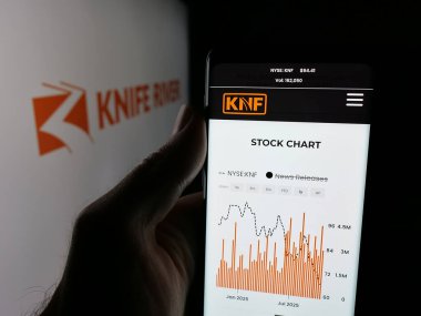 Stuttgart, Almanya - 10-19-2025: ABD 'li Knife River Corporation şirketinin web sayfası logonun önünde duran kişi. Telefon ekranının merkezine odaklan.