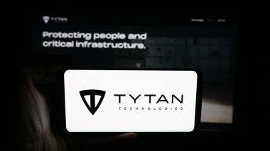 Stuttgart, Almanya - 10-19-2025: Savunma şirketi TYTAN Technologies GmbH 'nin logosunun bulunduğu cep telefonu web sayfası önünde ekranda. Telefon ekranına odaklan.