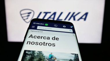 Stuttgart, Almanya - 10-20-2025: Meksikalı motosiklet şirketi Italika 'nın web sitesi logonun önünde ekranda. Telefon ekranının sol üst kısmına odaklan.