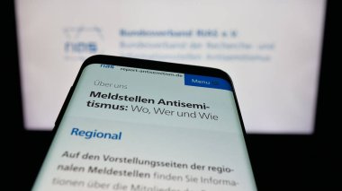 Stuttgart, Almanya - 10-20-2025: Alman Bundesverband RIAS E.V. web sitesi ile cep telefonu Ekranda logonun önünde. Telefon ekranının sol üst kısmına odaklan.
