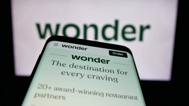 Stuttgart, Almanya - 10-20-2025: ABD 'li gıda dağıtım şirketi Wonder Group Inc.' in web sitesi ile birlikte logo önünde ekranda. Telefon ekranının sol üst kısmına odaklan.