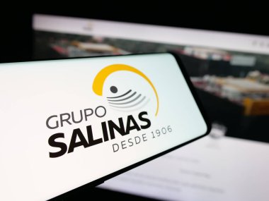 Stuttgart, Almanya - 10-20-2025: İnternet sitesinin önünde üzerinde Meksika holdingi Grupo Salinas logosu bulunan akıllı telefon. Telefon ekranının merkez soluna odaklan.