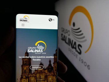 Stuttgart, Almanya - 10-20-2025: Meksika holdingi Grupo Salinas 'ın web sayfası olan cep telefonu logonun önünde ekranda. Telefon ekranının merkezine odaklan.