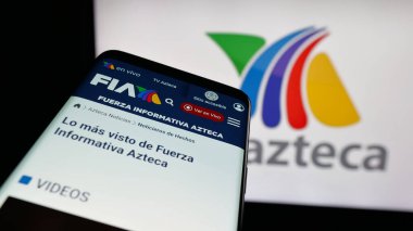 Stuttgart, Almanya - 10-20-2025: Meksikalı televizyon şirketi Azteca 'nın web sitesi logonun önünde ekranda. Telefon ekranının sol üst kısmına odaklan.