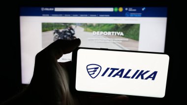 Stuttgart, Almanya - 10-20-2025: Meksikalı motosiklet şirketi Italika 'nın logosunun bulunduğu cep telefonu web sayfasının önünde ekranda. Telefon ekranına odaklan.