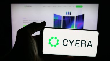 Stuttgart, Almanya - 10-20-2025: ABD 'li siber güvenlik şirketi Cyera Ltd.' nin logosunu taşıyan cep telefonu web sayfasının önünde. Telefon ekranına odaklan.