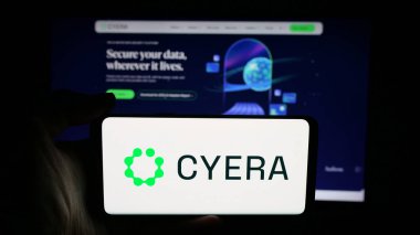 Stuttgart, Almanya - 10-20-2025: ABD 'li siber güvenlik şirketi Cyera Ltd.' nin logosu olan cep telefonu web sayfasının önünde ekranda. Telefon ekranına odaklan.