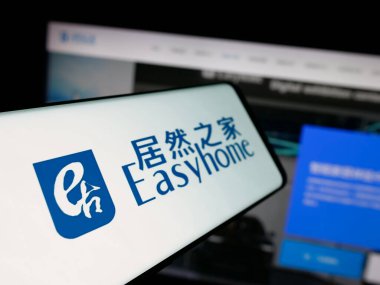 Stuttgart, Almanya - 10-20-2025: Çinli ev mobilyası şirketi Easyhome 'ın logosuna sahip akıllı telefon web sitesinin önünde ekranda. Telefon ekranının soluna odaklan.