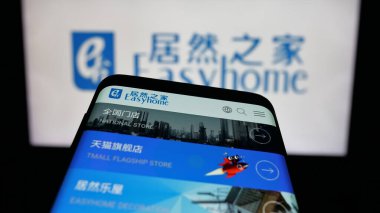 Stuttgart, Almanya - 10-20-2025: Çinli ev mobilyası şirketi Easyhome 'ın web sitesi ile birlikte logo önünde cep telefonu. Telefon ekranının sol üst kısmına odaklan.