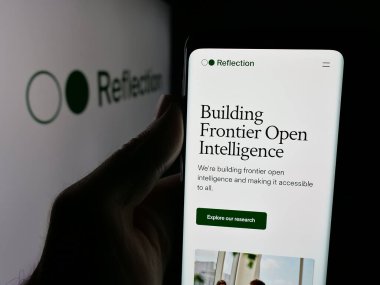 Stuttgart, Almanya - 10-20-2025: ABD 'li ajan şirketi Reflection AI Inc.' in web sayfası ile akıllı telefon sahibi kişi logonun önünde ekranda. Telefon ekranının merkezine odaklan.