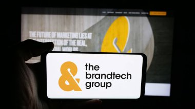 Stuttgart, Almanya - 10-22-2025: ABD 'li pazarlama şirketi The Brandtech Group LLC' nin logosunun bulunduğu cep telefonu web sayfası önünde ekranda. Telefon ekranına odaklan.