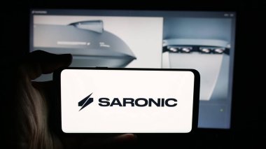 Stuttgart, Almanya - 10-22-2025: ABD 'li savunma şirketi Saronic Technologies' in logosunun bulunduğu cep telefonu web sayfası önünde ekranda. Telefon ekranına odaklan.
