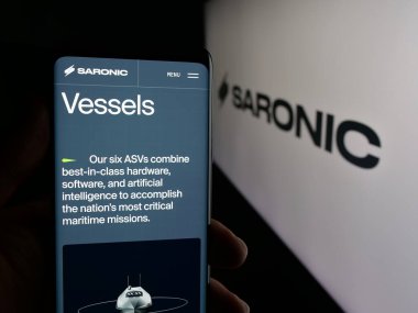 Stuttgart, Almanya - 10-22-2025: ABD 'li savunma şirketi Saronic Technologies' in web sayfası olan cep telefonu logosu önünde ekranda. Telefon ekranının merkezine odaklan.