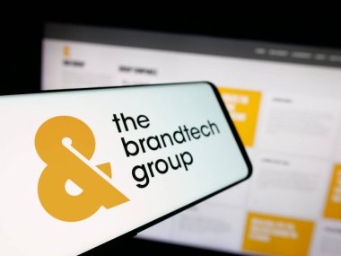 Stuttgart, Almanya - 10-22-2025: ABD 'li pazarlama şirketi The Brandtech Group LLC' nin logosuna sahip akıllı telefon web sitesinin önünde ekranda. Telefon ekranının merkez soluna odaklan.