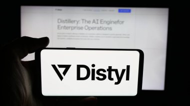 Stuttgart, Almanya - 10-24-2025: ABD 'li teknoloji şirketi Distyl AI Inc.' in logosunun bulunduğu cep telefonu web sayfası önünde ekranda. Telefon ekranına odaklan.