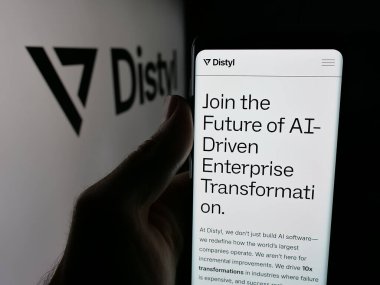 Stuttgart, Almanya - 10-24-2025: ABD 'li teknoloji şirketi Distyl AI Inc.' in web sayfası ile akıllı telefon sahibi kişi logonun önünde ekranda. Telefon ekranının merkezine odaklan.