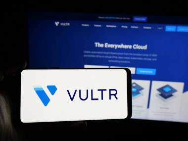 Stuttgart, Almanya - 10-24-2025: ABD 'li şirket The Constant Company LLLC' nin (Vultr) logosunu taşıyan kişi web sitesinin önünde ekranda. Telefon ekranına odaklan.