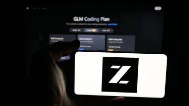Stuttgart, Almanya - 10-24-2025: İnternet sayfasının önünde ekranda Beijing Zhipu Huazhang Technology (Zai) logosu olan cep telefonu sahibi kişi. Telefon ekranına odaklan.
