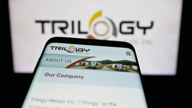 Stuttgart, Almanya - 10-24-2025: Kanadalı maden şirketi Trilogy Metals Inc. 'in web sitesi logonun önünde ekranda. Telefon ekranının sol üst kısmına odaklan.