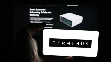 Stuttgart, Almanya - 10-24-2025: Veri madenciliği şirketi Terminus Technologies 'in logosunun bulunduğu cep telefonu web sayfasının önünde duruyor. Telefon ekranına odaklan.
