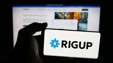 Stuttgart, Almanya - 10-24-2025: ABD 'li enerji yazılım şirketi RigUp Inc.' in logosunun bulunduğu cep telefonu web sayfasının önünde ekranda. Telefon ekranına odaklan.