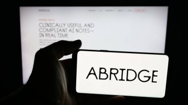 Stuttgart, Almanya - 10-24-2025: ABD 'li sağlık şirketi Abridge Al Inc.' in logosunun bulunduğu cep telefonu web sayfasının önünde. Telefon ekranına odaklan.
