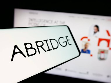 Stuttgart, Almanya - 10-24-2025: Web sitesi önünde ekranda ABD 'li sağlık şirketi Abridge Al Inc.' in logosuna sahip akıllı telefon. Telefon ekranının soluna odaklan.