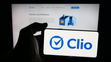 Stuttgart, Almanya - 10-24-2025: Kanadalı Themis Solutions Inc. (Clio) şirketinin logosunun bulunduğu cep telefonu web sayfası önünde. Telefon ekranına odaklan.