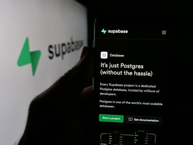Stuttgart, Almanya - 10-25-2025: Yazılım geliştirme şirketi Supabase Inc. 'in web sayfasını elinde tutan kişi logonun önünde ekranda. Telefon ekranının merkezine odaklan.