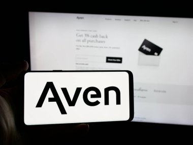 Stuttgart, Almanya - 10-25-2025: Tüketici finans şirketi Aven Financial Inc. 'in logosuna sahip akıllı telefon web sitesinin önünde ekranda. Telefon ekranına odaklan.